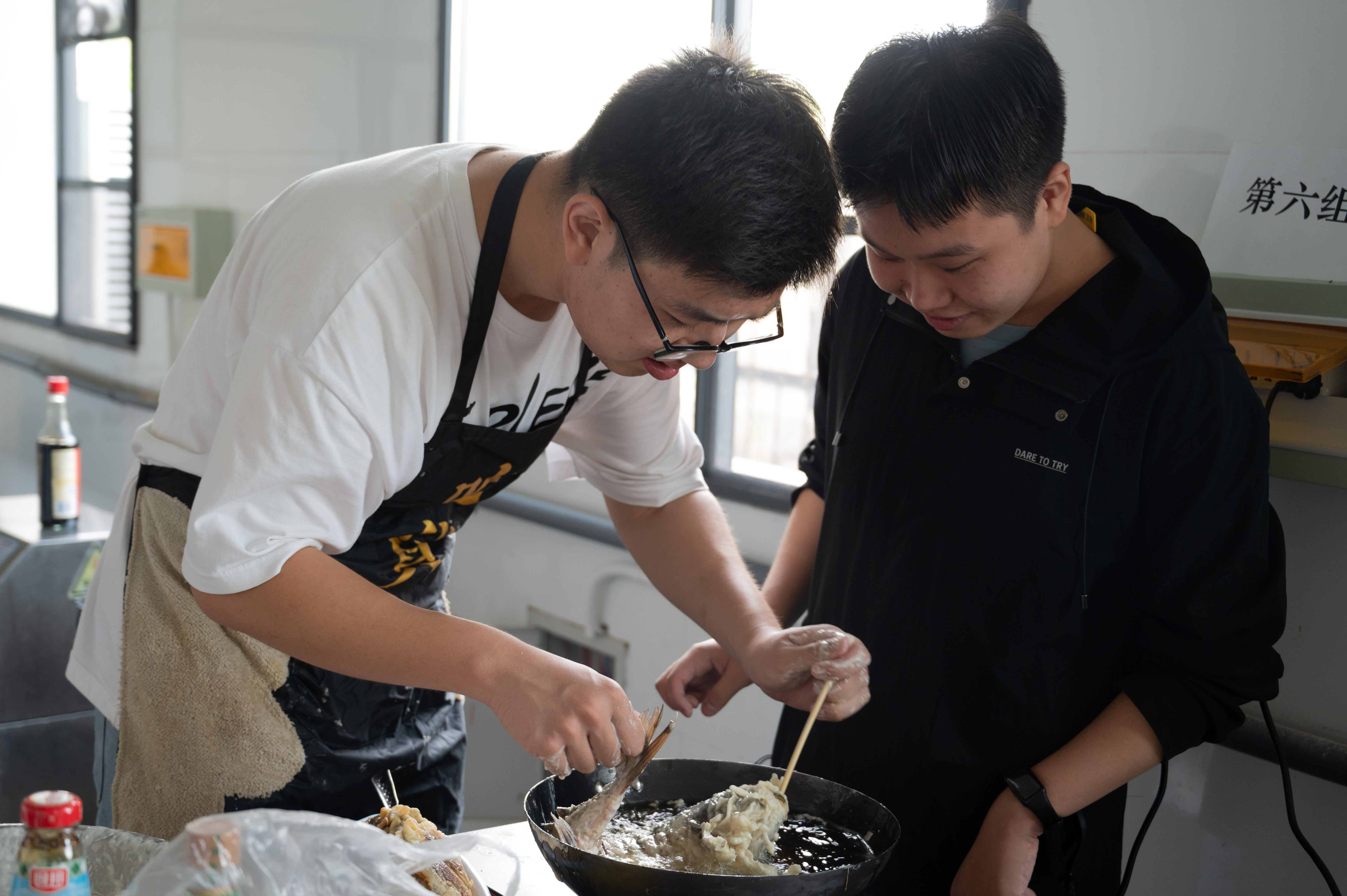 参赛选手合作（学通社记者 梁雨霏 摄）